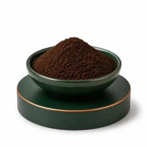 قهوه ترک مانووین در ظرف سبز روی پایه استودیویی CoffeeOmde